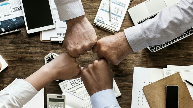 中金公司：央行表态强化稳增长预期，坚定看好消费建材龙头